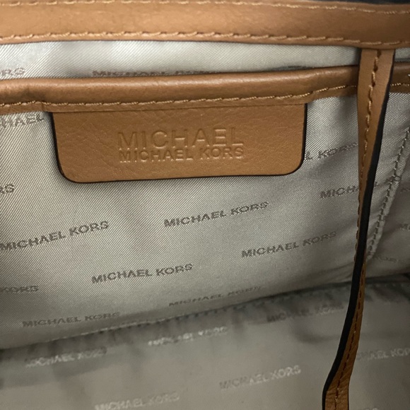 ❌SOLD❌ MICHAEL KORS PURSE - Picture 3 of 4